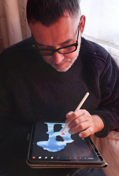 El artista Vicente Delgado pintando su boceto.