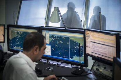 Estación de Tráfico Marítimo de Tarifa. Desde aquí se controla y dirige todo el tráfico que viene desde el Mediterráneo en dirección al Atlántico. Cada embarcación debe dar información sobre su origen, destino, bandera y carga y se le informa sobre la situación metereológica. Cada barco está obligado a navegar en su sentido por unos carriles de 2,5 millas de ancho.