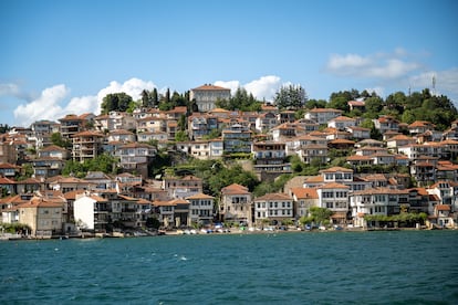 Vista de la ciudad de Ohrid desde el lago del mismo nombre.