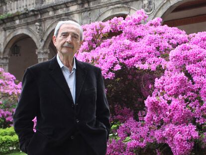 El poeta argentino Juan Gelman, ayer en el claustro del Pazo de Fonsexa de Santiago.