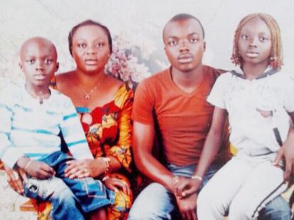 Adou, 'el niño de la maleta', con sus padres y su hermana.