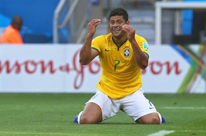 Hulk reclama de pênalti que juiz não marcou no primeiro tempo contra o Chile.