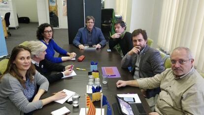 El expresidente Puigdemont y los consejeros cesados, en una reunión con la secretaria general de ERC, Marta Rovira.