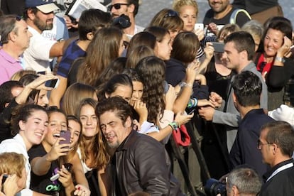 Los actores Josh Hutcherson y Benicio del Toro saludan a sus admiradoras tras presentar su película 'Escobar: Paradise lost', en San Sebastián.