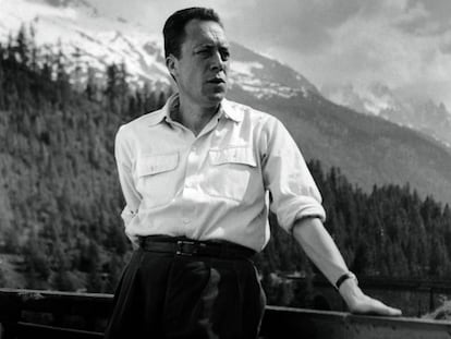 Albert Camus en Suiza, en la terraza de un sanatorio donde estuvo recuperándose de una recaída de la tuberculosis en 1950.
