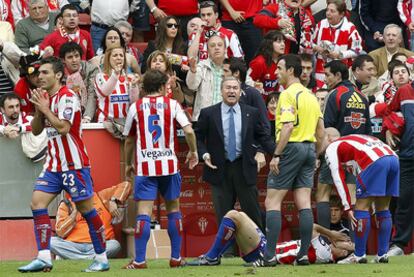 El técnico del Valladolid protesta una decisión arbitral durante el partido ante el Sporting