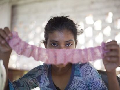 Estela Fabiola, alumna del taller, muestra su nuevo trabajo de confección.