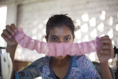 Estela Fabiola, alumna del taller, muestra su nuevo trabajo de confección.