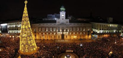 El reloj de la Puerta del Sol da la bienvenida al nuevo año.