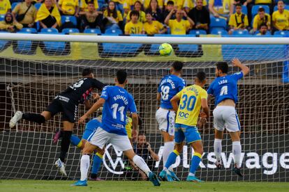 Valles falla en su salida y Gallego, delantero del Tenerife, hace el primer gol de su equipo ante Las Palmas.