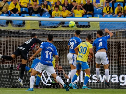 Valles falla en su salida y Gallego, delantero del Tenerife, hace el primer gol de su equipo ante Las Palmas.