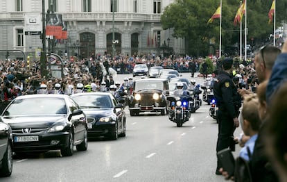 Ambiente en las calles de Madrid por donde ha pasado la comitiva real hacia el Palacio de Oriente después del desfile. 