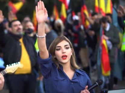 Isabel Peralta, del grupo de ultraderecha Bastión Frontal, en una imagen del vídeo grabado en el acto de homenaje a la División Azul en el cementerio de la Almudena de Madrid el 13 de febrero de 2021.