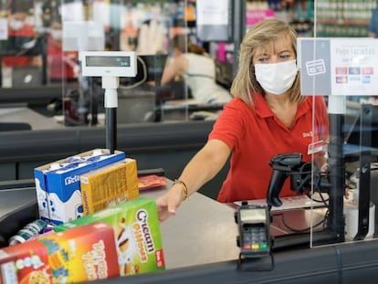 CC OO pide subir hasta un 20% el salario base en los supermercados