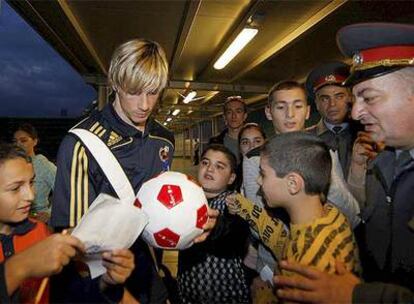 Fernando Torres firma autógrafos a su llegada a Ereván.