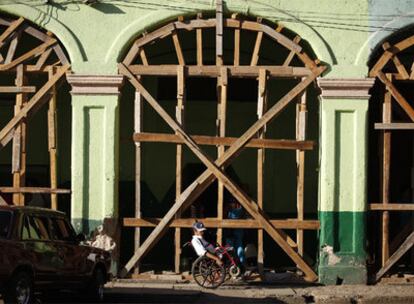 Un edificio apuntalado en la Habana Vieja.