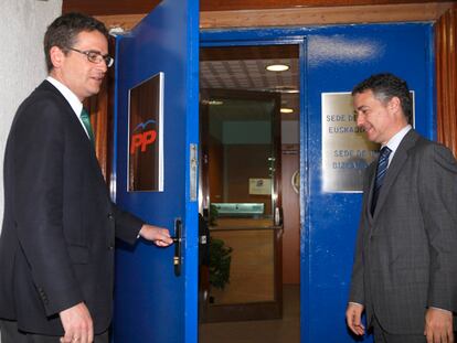 Basagoiti (izquierda) abre a Urkullu la puerta de la sede del PP en Bilbao antes del comienzo de su reunión de ayer.