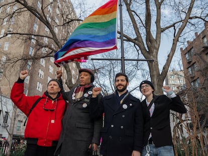 Activistas LGTBIQ+ en Stonewall tras la recolocación de la bandera del colectivo en Nueva York.