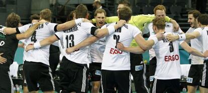 Los jugadores de Alemania celebran su triunfo ante Macedonia en octavos.