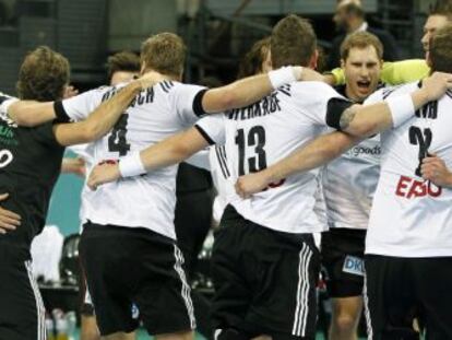 Los jugadores de Alemania celebran su triunfo ante Macedonia en octavos. 