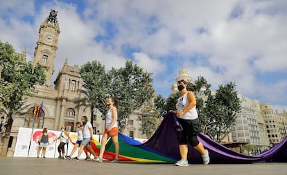 El colectivo Lambda por la diversidad sexual, de género y familiar ha inaugurado el Orgullo 2020 con un acto simbólico en la plaza del Ayuntamiento de Valencia, donde se ha desplegado la bandera arcoiris .