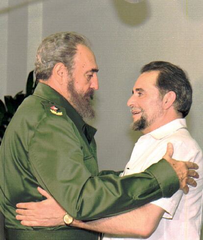 Fidel Castro recibe en el palacio de la Revolución en La Habana (Cuba) a Julio Anguita (derecha), en 1996.