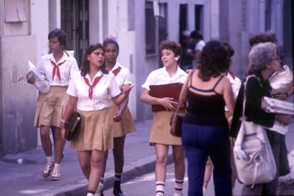 Grupos de pioneros con pañuelo al cuello desfilan por La Habana.