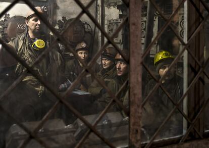 Mineros esperan su turno para bajar a la mina Zasyadko, en Donetsk (Ucrania). Al menos un minero murió tras la explosión de grisú en un mina de carbón en Donetsk, mientras se desconoce la suerte de otros 32 atrapados bajo tierra, precisaron tanto las autoridades de Kiev como los rebeldes prorrusos que controlan esta ciudad del este de Ucrania.