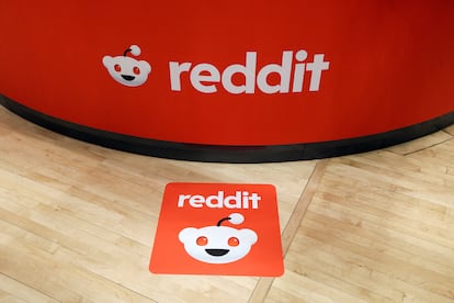 El logo de Reddit, en el parqué de la Bolsa de Nueva York.