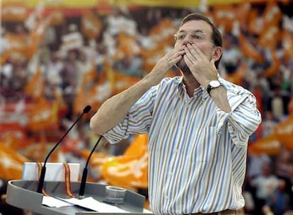 Rajoy manda besos al público de la plaza de toros de Zaragoza.