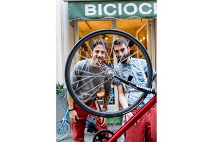 Los creadores de Bio Bici, un bar de Barcelona que facilita el aparcamiento de las bicis y ofrece una carta cuyos platos llevan nombres de marcas de bicicletas, y las pizzas, de grandes ciclistas.