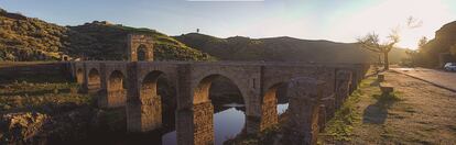 El puente romano de Alcántara (Cáceres), construido a principios del siglo II por el arquitecto Cayo Julio Lacer para salvar el cauce del río Tajo y como vía secundaria de las calzadas romanas en la península Ibérica, es tan funcional que hoy en día pasa por él una carretera con tránsito incluso de camiones. ”No fue diseñado para soportar el peso de los actuales vehículos de gran tonelaje, y eso está dañando su estructura”, lamenta Álvarez, que resalta la importancia de una obra de ingeniería civil “que se sigue utilizando para aquello para lo que fue pensada”. En 2018 se presentó el proyecto de un nuevo puente que cruzaría paralelo al histórico y permitiría desviar el tráfico; la intervención incluiría un centro de interpretación con paseos peatonales para poner en valor el puente antiguo. Pero las obras se encuentran, de momento, paradas.