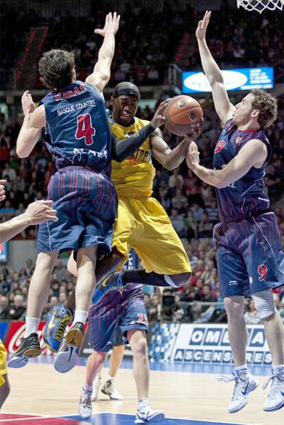 Ribas y Marcelinho obstaculizan la entrada de Perkins.