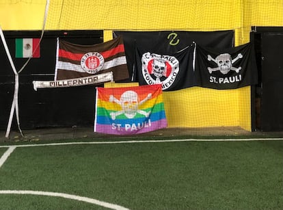 Banderas del St. Pauli en una cancha de fútbol en Ciudad de México.