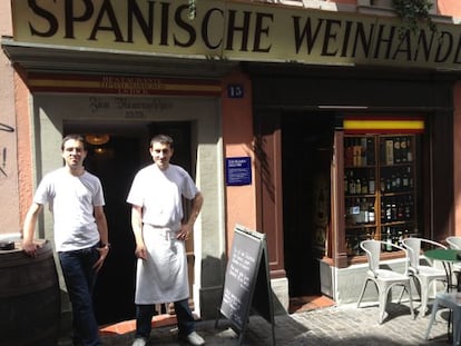 Paco (a la derecha) era carpintero en Espa&ntilde;a y cuado se hizo este reportaje trabajaba en Z&uacute;rich como camarero de un restaurante espa&ntilde;ol