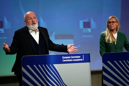 El vicepresidente de la Comisión Europea, Frans Timmermans, y la comisaria de Energía, Kadri Simson, durante una rueda de prensa.