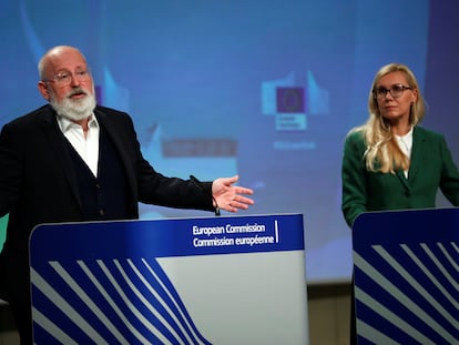 El vicepresidente de la Comisión Europea, Frans Timmermans, y la comisaria de Energía, Kadri Simson.