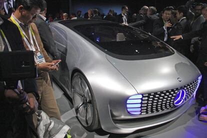 Varios visitantes rodean el coche sin conductor F015 presentado por el fabricante alemán Daimler en el ámbito de la feria de electrónica de consumo CES, en Las Vegas, Nevada (Estados Unidos).