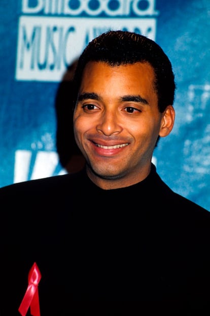 ¿Alguien se acuerda de Jon Secada? Pues aquí vemos al cantante con un lazo rojo en su solapa en un momento indeterminado de los 90.