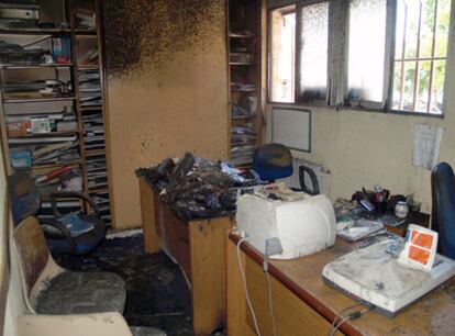 Material informático dañado en el interior de la sede del PSOE en el distrito de San Blas.