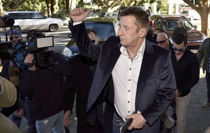 El exbatería de AC/DC Phil Rudd, a su llegada a los juzgados del distrito de Tauranga (Nueva Zealanda).