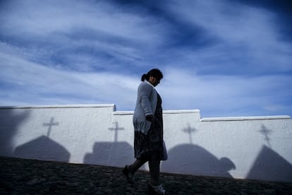Una mujer camina por el cementerio de Casabermeja (Málaga).