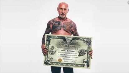 Charles Hamm, presidente da ‘Save My Ink’, com seu certificado de sócio.