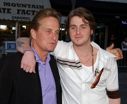 El hijo del actor Michael Douglas y la productora Diandra Luker ha sido arrestado en múltiples ocasiones por posesión de sustancias ilegales y tráfico de estupefacientes. Cameron Douglas (1978, EE UU) ha sido adicto a la heroína y ha traficado con cocaína y metanfetaminas. Tras ser encontrado en un hotel con medio kilo de metanfetamina, Cameron fue condenado a ir a prisión. Allí mantuvo una relación íntima con su abogada, quien accedió a pasarle pastillas en los vis a vis que mantenían para que Douglas Jr. continuara con sus trapicheos en la penitenciaría. A pesar de que perfeccionaron la técnica, los agentes terminaron descubriendo a Cameron, que tras confesar que la abogada le facilitaba la droga vio cómo su condena aumentaba cuatro años. “No encuentro consuelo en mi propia piel. Me siento derrotado y humillado”, declaró Cameron durante su juicio. Michael Douglas ha comentado en diferentes ocasiones lo duro que es tener un hijo adicto a la drogas: "Es una situación muy dolorosa y difícil para cualquier familia. Nosotros intentamos hacer lo que podemos de la mejor forma posible", admitió a la revista 'People'. "Al principio estuve frustrado con Cameron, pero he llegado a un punto en el que estoy desilusionado con el sistema penitenciario. Mi hijo se ha pasado casi dos años en confinamiento solitario por culpa de su enfermedad, porque la adicción es una enfermedad", se quejó durante los Emmy de 2013. En la imagen, Michael Douglas y Cameron Douglas en el teatro Mann Bruin en Westwood, California.