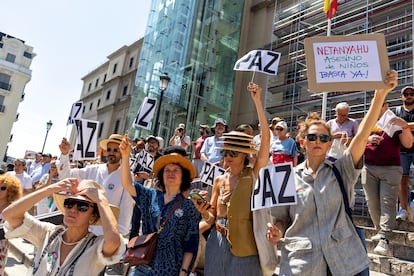 Centenares de participantes en favor de Palestina junto al Museo Reina Sofía de Madrid, este sábado.