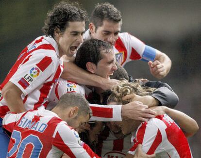 Los jugadores del Atlético festejan uno de sus goles.