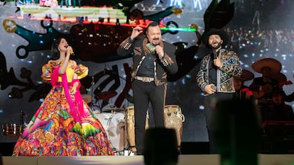 Ángela Aguilar, Pepe Aguilar, y Leonardo Aguilar en Ciudad de México, en diciembre de 2022.