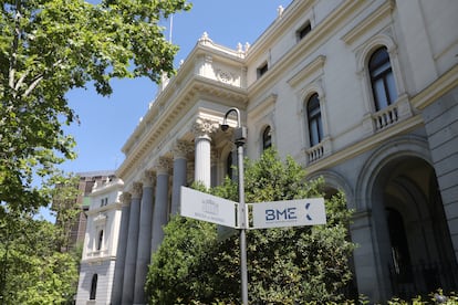 Señal de la Bolsa de Madrid frente a la fachada del edificio.