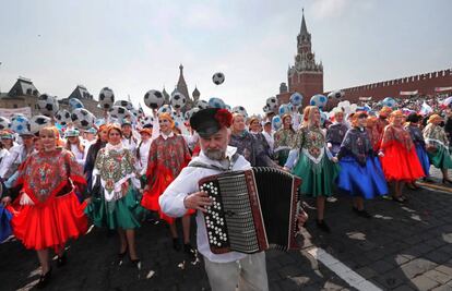 Una multitud participa en la manifestación convocada con motivo del Día del Trabajador en Moscú (Rusia).