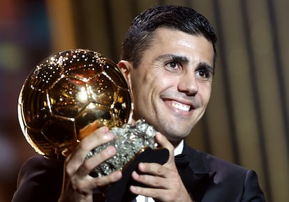 Rodri Hernández exhibe el Balón de Oro durante la ceremonia organizada en París este lunes.